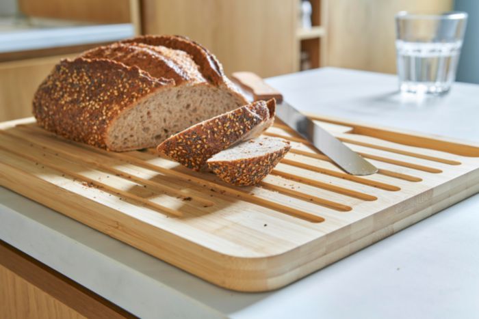 Bambus Brotschneidebrett mit Messer mit Namen gravieren